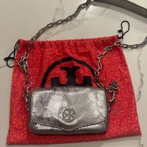 Tory Burch silver crossbody purse 🤍🤍